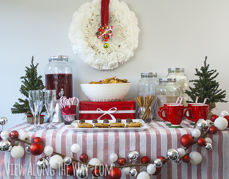 How to set up a Christmas party table