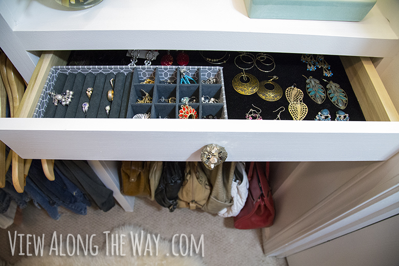 DIY jewelry storage! See how to make your own velvet-lined drawers AND the knobs!