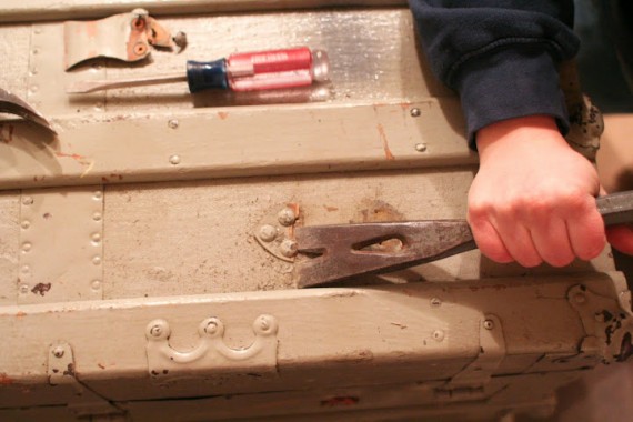 how to clean up an old trunk