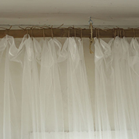 Tie curtains with jute and a wooden dowel - and other creative do-it-yourself curtain rods!