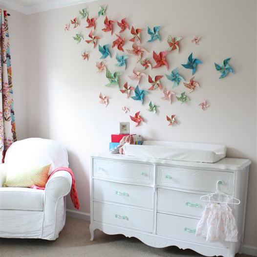 Budget-friendly wall decor idea: make a pinwheel feature wall, with pinwheels that really spin!