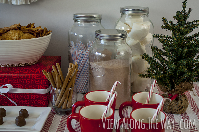 Hot chocolate bar for a Christmas party (plus fun, easy holiday entertaining ideas!)