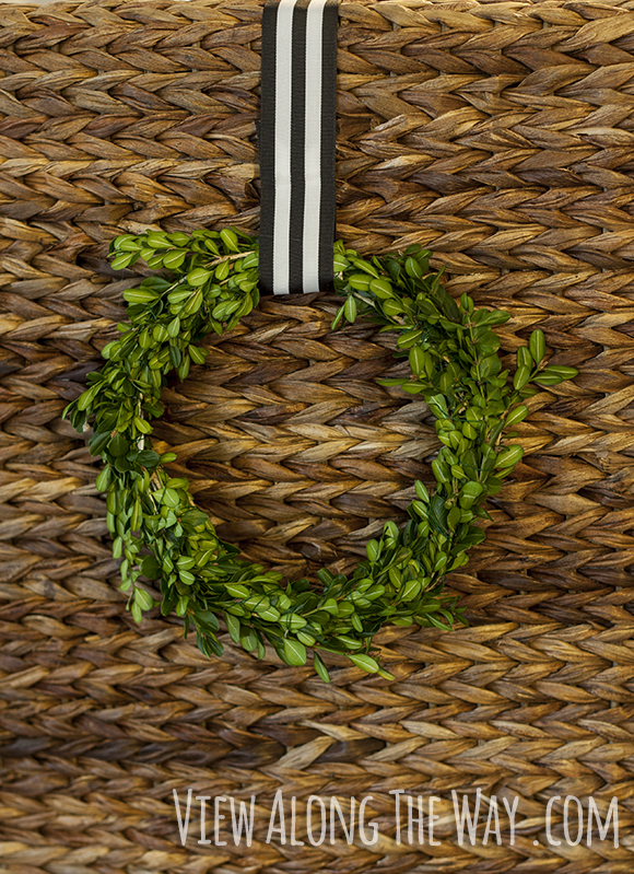 Make these wreaths from coat hangers and boxwood! Simple and free!