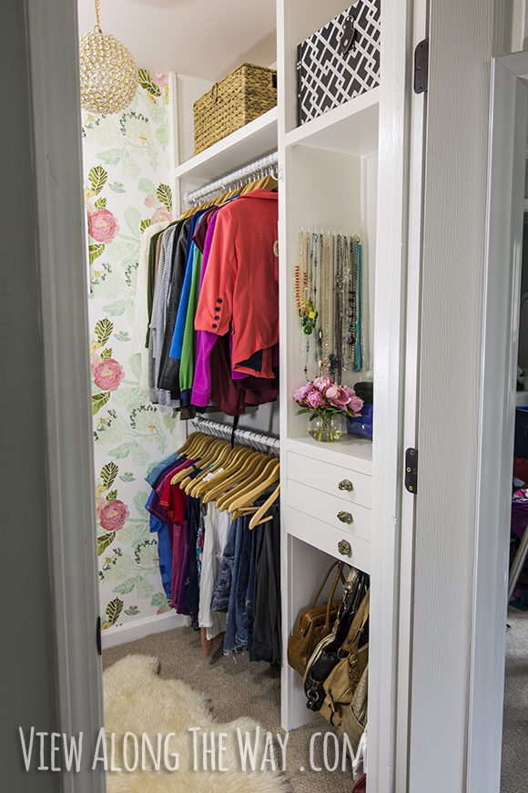 Stunning DIY closet on a budget! So many DIY ideas to copy and transform your own closet!