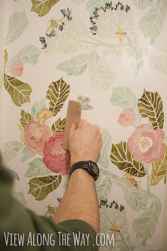 Smoothing out wallpaper bubbles