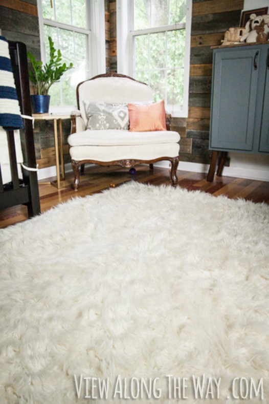 You can MAKE this DIY faux fur rug! Genius!